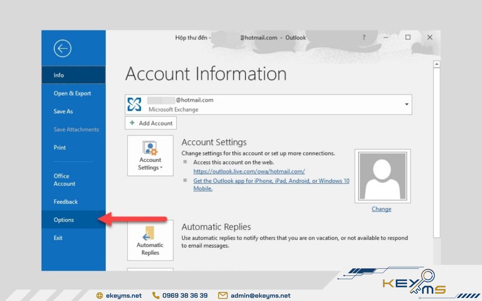 Chọn Options để vào phần cài đặt Outlook