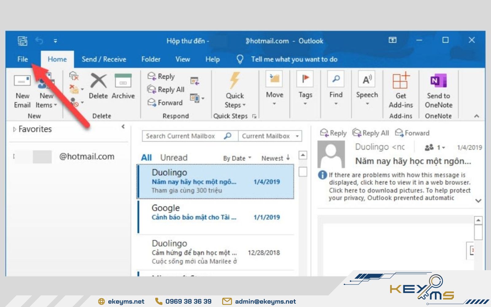 Chọn tab File bên trái trên thanh công cụ Outlook